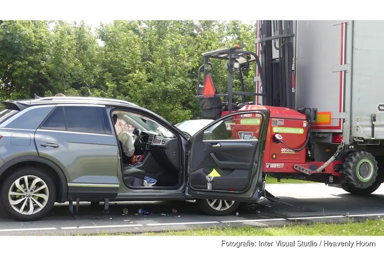 Auto achterop vrachtwagen gereden: beknelling (Sint Maartensvlotbrug)