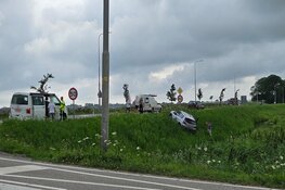 Auto raakt van de weg in Schagen