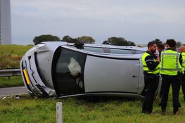 Auto op zijn kant bij ongeluk Callantsoog