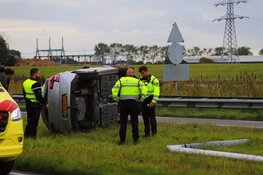 Auto op zijn kant bij ongeluk Callantsoog