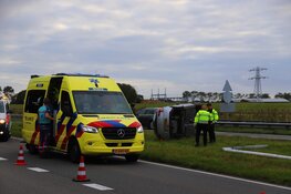 Auto op zijn kant bij ongeluk Callantsoog