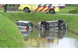 Twee auto's te water in Sint Maarten