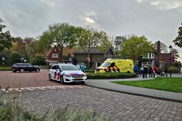 Barst in voorruit van auto na botsing met fietser in Schagen