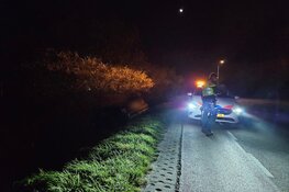 Auto aangetroffen langs weg in Schagen, bestuurder gevlogen