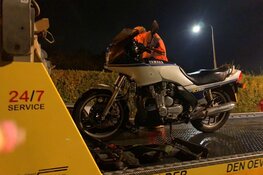 Motorfiets en auto in botsing in 't Zand