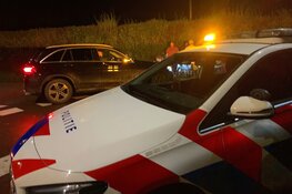 Motorfiets en auto in botsing in 't Zand