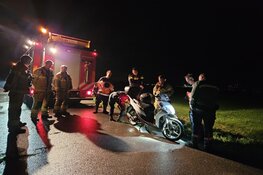 Bromfietser rijdt sloot in, in Barsingerhorn