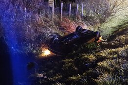 Auto op de kop in de sloot in Schagen