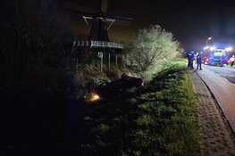 Auto op de kop in de sloot in Schagen