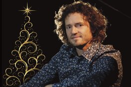 Kerstconcert van zanger/pianist Roon Staal in Warmenhuizen