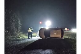 Auto op z'n kant bij ongeluk in Callantsoog, één gewonde