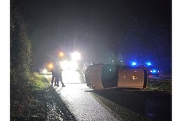 Auto op z'n kant bij ongeluk in Callantsoog, één gewonde