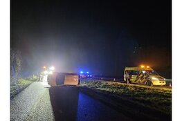 Auto op z'n kant bij ongeluk in Callantsoog, één gewonde