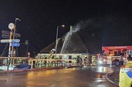 Brand bij woonboerderij met rieten kap in Burgerbrug