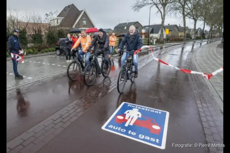 Opening fietsstraat Kalverdijk in Tuitjenhorn