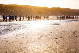 Het nieuwe sportjaar start voor 21.500 strandracers en hardlopers in Egmond aan Zee