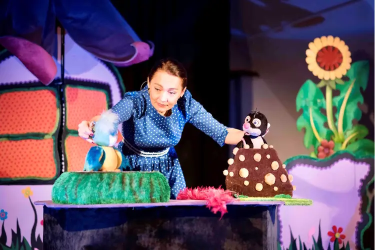 Koekla Poppentheater met Molletje Bim  een kleurrijke familievoorstelling (2+) in Scagon De Luxe