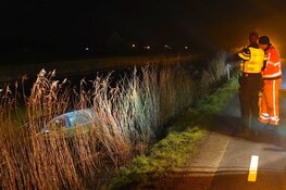 Auto te water in Oudesluis, bestuurster niet gewond