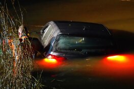Auto te water in Oudesluis, bestuurster niet gewond