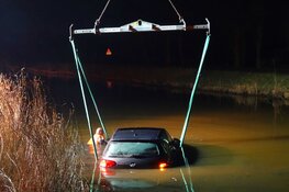 Auto te water in Oudesluis, bestuurster niet gewond