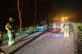 Auto door brand verwoest aan Ruigeweg in Sint Maartensbrug