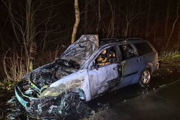 Auto door brand verwoest aan Ruigeweg in Sint Maartensbrug