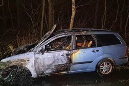 Auto door brand verwoest aan Ruigeweg in Sint Maartensbrug