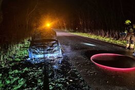 Auto door brand verwoest aan Ruigeweg in Sint Maartensbrug
