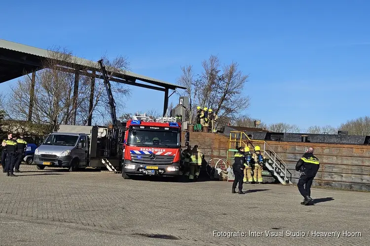 Brand op schip aan Langeloop in Schagen