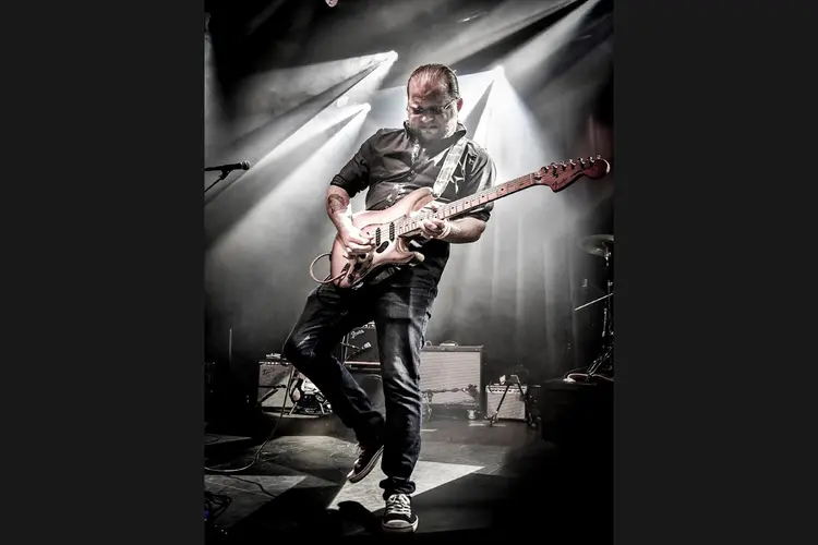Neerlands beste Bluesmuzikant 2024, Bas Paardekooper, in Krabbendam