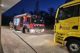 Bestelbus vat vlam tijdens berging