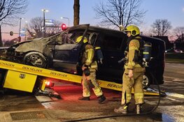 Bestelbus vat vlam tijdens berging