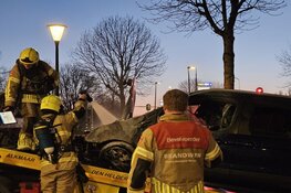Bestelbus vat vlam tijdens berging