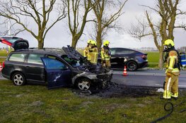 Auto vliegt in brand tijdens het rijden op N241