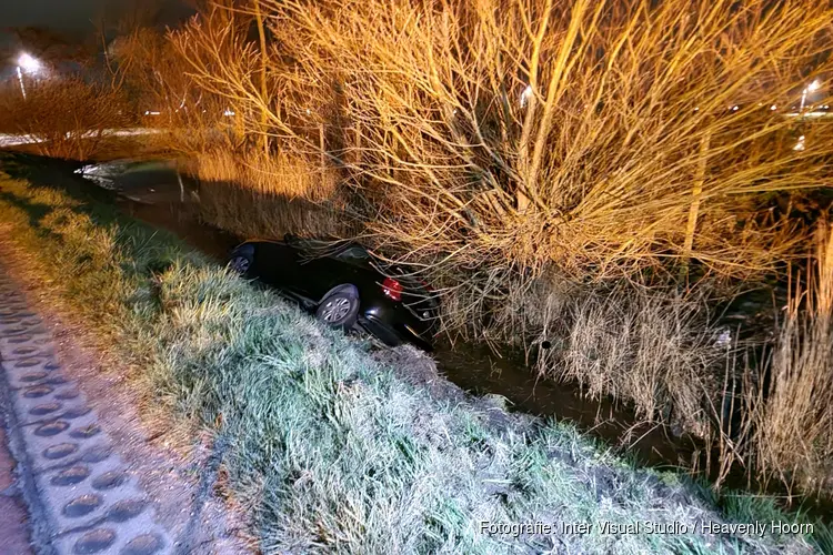 Auto van de weg op Molenwerf in Schagen