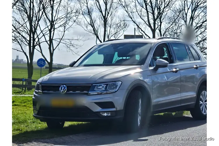 Fietser en automobilist in botsing