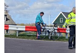 Fietser en automobilist in botsing