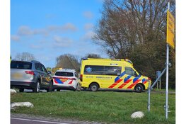 Fietser en automobilist in botsing