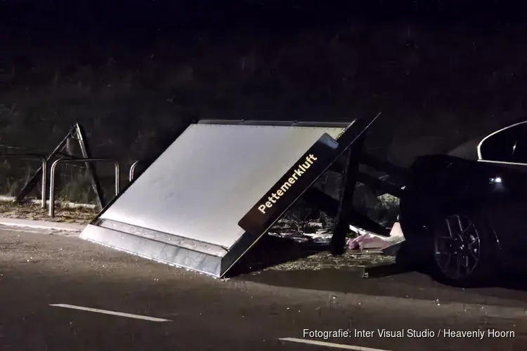 Automobilist rijdt bushokje uit de grond in Petten