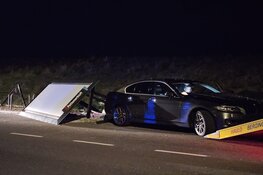 Automobilist rijdt bushokje uit de grond in Petten