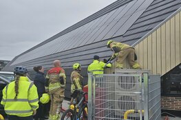 Duif zit vast in dak Makado Centrum