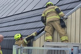 Duif zit vast in dak Makado Centrum