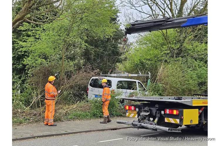 Taxibusje uit de bocht gevlogen in Schagen