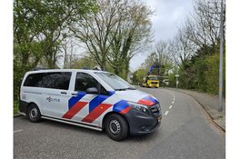 Taxibusje uit de bocht gevlogen in Schagen