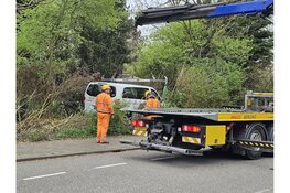 Taxibusje uit de bocht gevlogen in Schagen