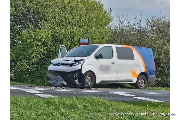 Bestelbus tegen lantaarnpaal in Sint Maartensvlotbrug