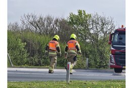 Bestelbus tegen lantaarnpaal in Sint Maartensvlotbrug