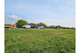 Bestelbus tegen lantaarnpaal in Sint Maartensvlotbrug