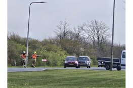 Bestelbus tegen lantaarnpaal in Sint Maartensvlotbrug