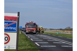 Bestelbus tegen lantaarnpaal in Sint Maartensvlotbrug